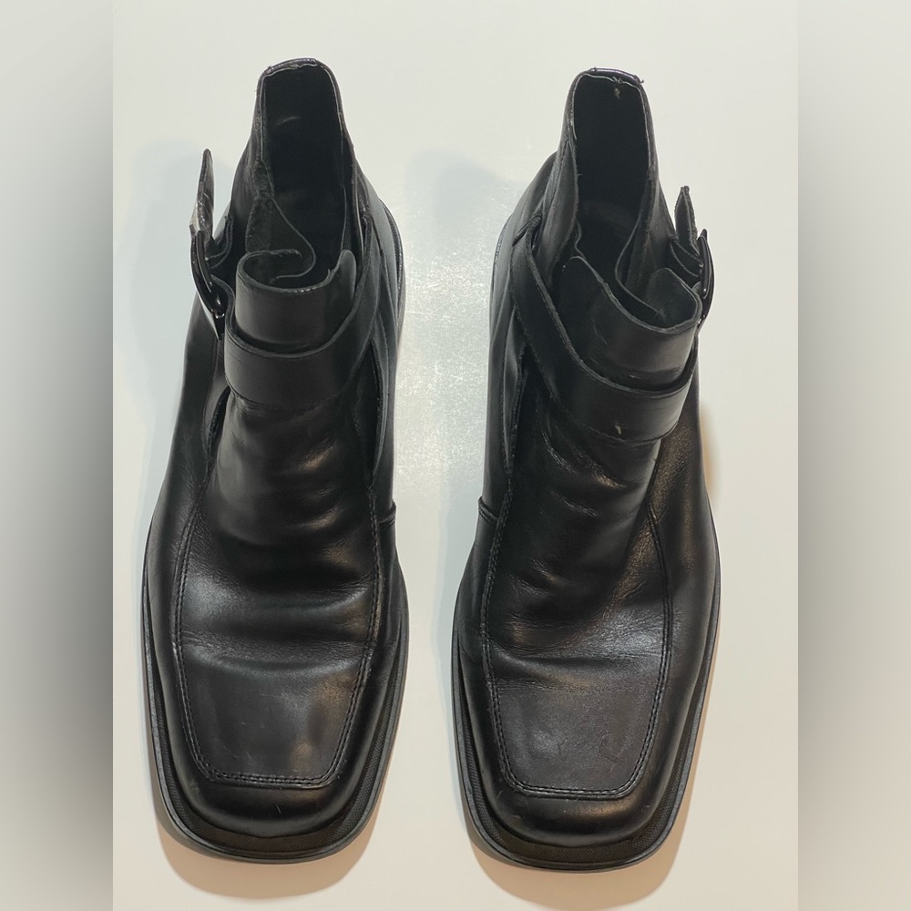 MEN BOOTS SIZE 11 HEAVILY USED